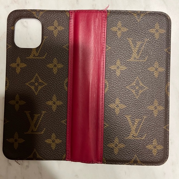 iPhone 11 Louis Vuitton phone case - Picture 7 of 9
